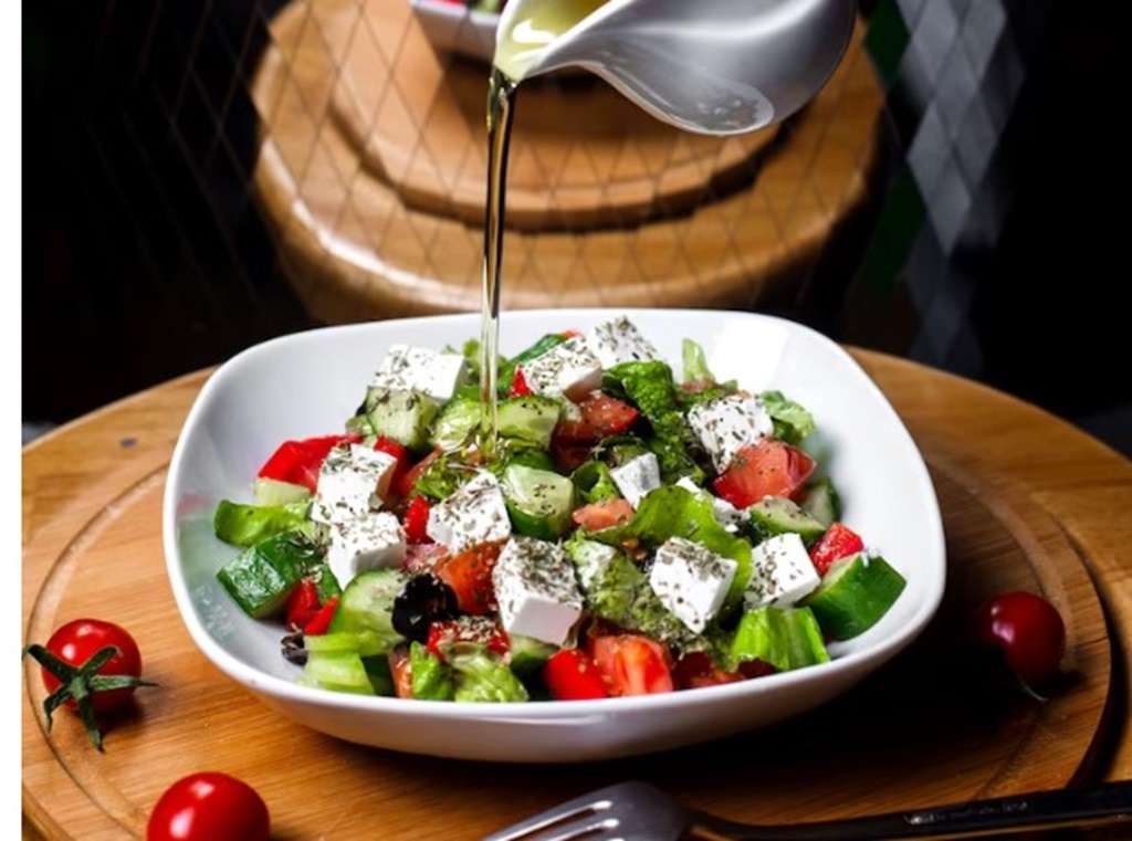 En este momento estás viendo Ensalada Mediterránea: El Sabor del Verano en tu Plato