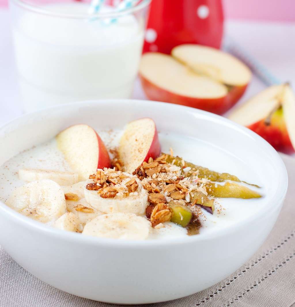 Lee más sobre el artículo Avena con leche de almendra y manzanas caramelizadas